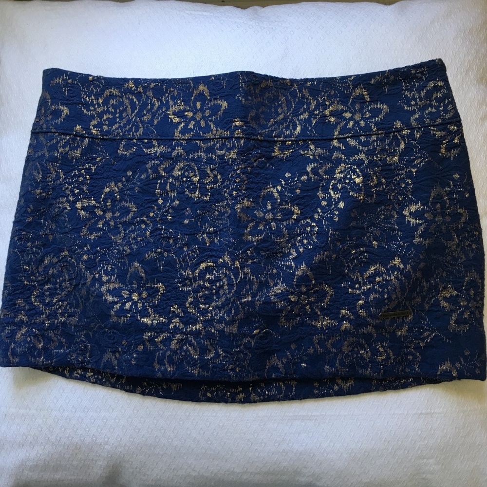 Super cute Super short A&F brocade mini skirt!!😉